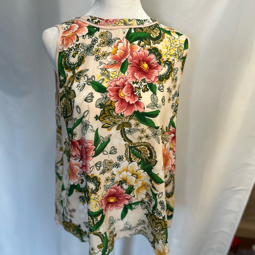 Gently used LOFT top with beautiful spring flowers in size Medium